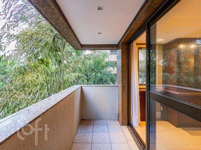 Apartamento com 143m², 3 dormitórios, 1 suíte, 4 vagas, Petrópolis em Porto Alegre