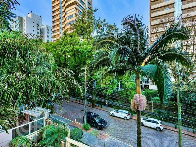 Apartamento com 143m², 3 dormitórios, 1 suíte, 4 vagas, Petrópolis em Porto Alegre