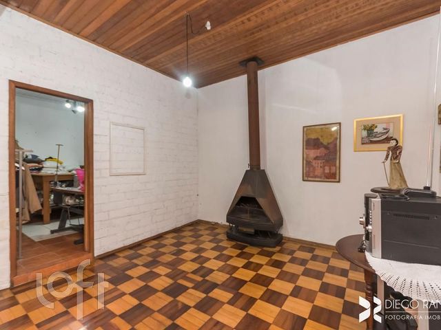 Casa com 155m², 4 dormitórios, 5 vagas, Petrópolis em Porto Alegre