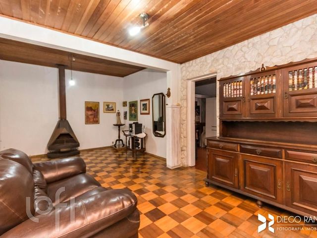 Casa com 155m², 4 dormitórios, 5 vagas, Petrópolis em Porto Alegre