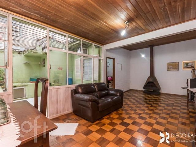 Casa com 155m², 4 dormitórios, 5 vagas, Petrópolis em Porto Alegre