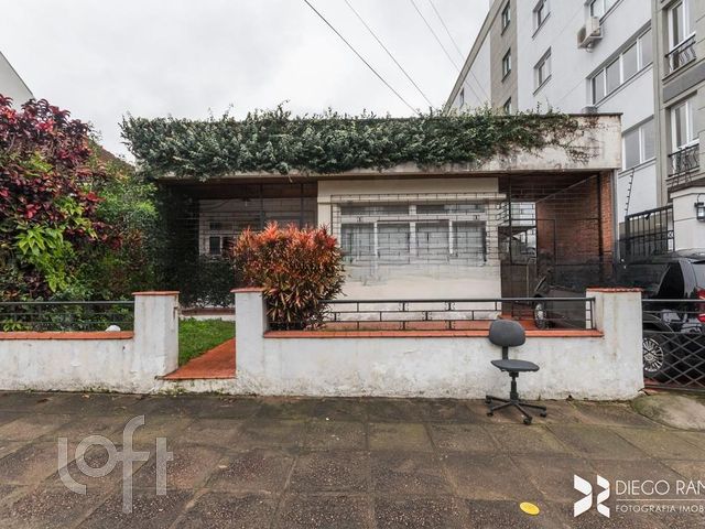 Casa com 155m², 4 dormitórios, 5 vagas, Petrópolis em Porto Alegre