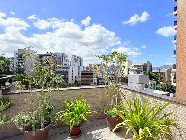 Apartamento com 228m², 3 dormitórios, 1 suíte, 3 vagas, Petrópolis em Porto Alegre