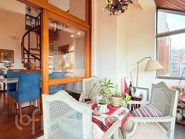 Apartamento com 228m², 3 dormitórios, 1 suíte, 3 vagas, Petrópolis em Porto Alegre