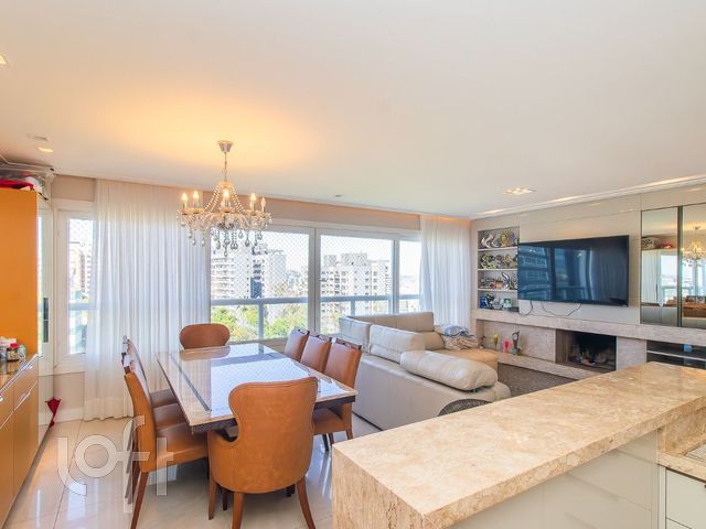 Apartamento com 137m², 3 dormitórios, 3 suítes, 2 vagas, Rio Branco em Porto Alegre