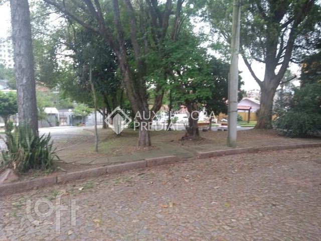 Casa com 330m², 6 dormitórios, 1 suíte, 6 vagas, Cristo Redentor em Porto Alegre