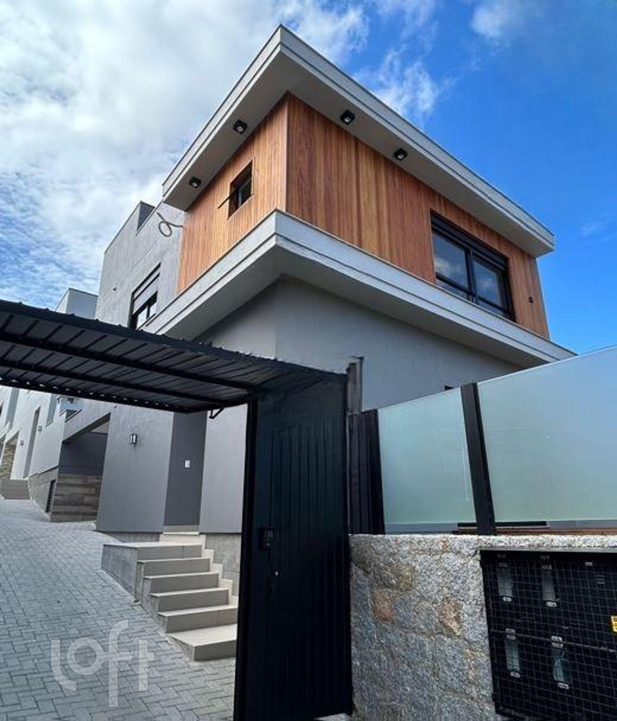Casa à venda em Córrego Grande com 220 m², 3 quartos, 3 suítes, 2 vagas