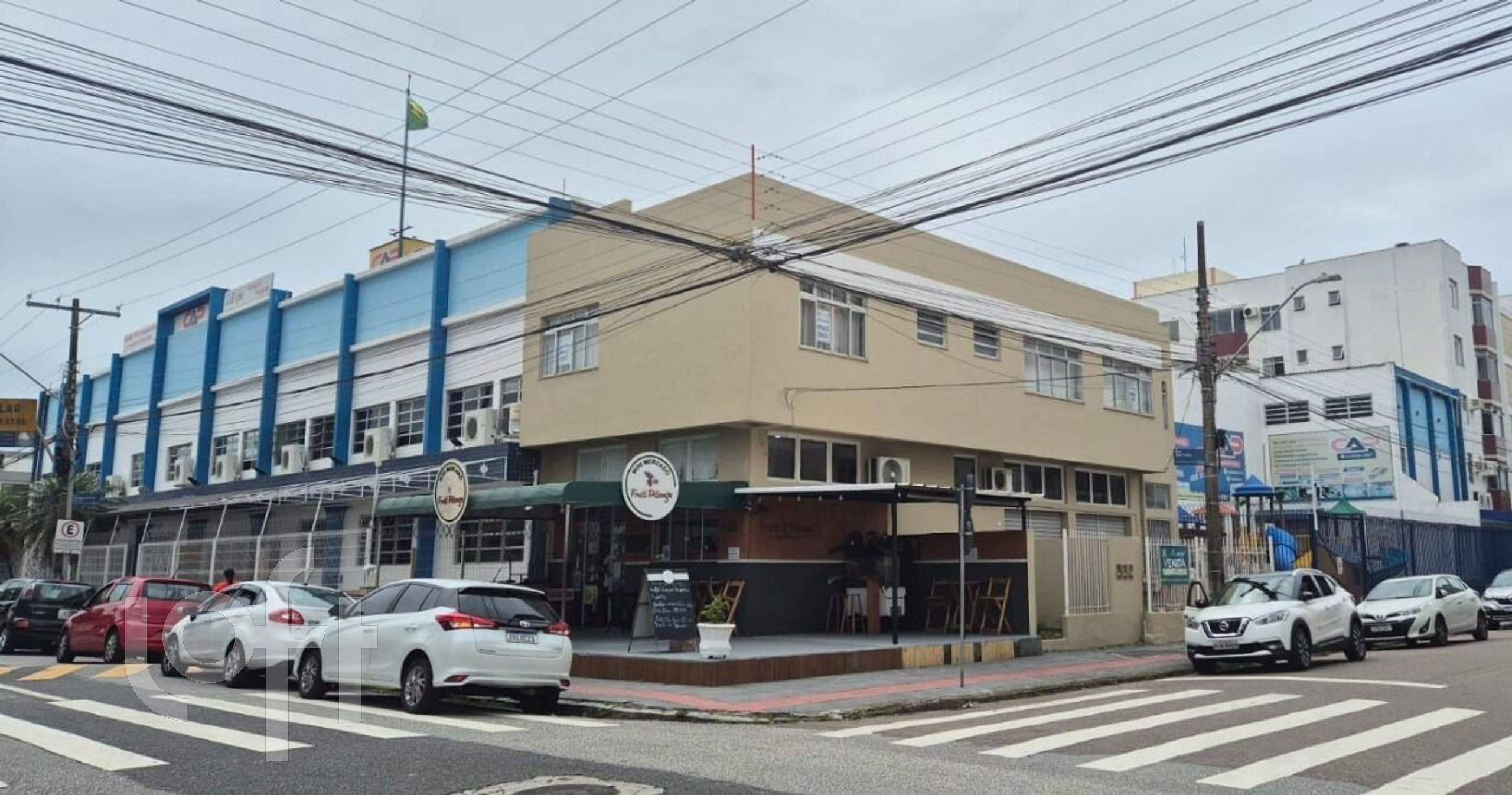 Casa Residencial com 306m², 3 quartos, 1 garagem, no bairro Balneário em Florianópolis