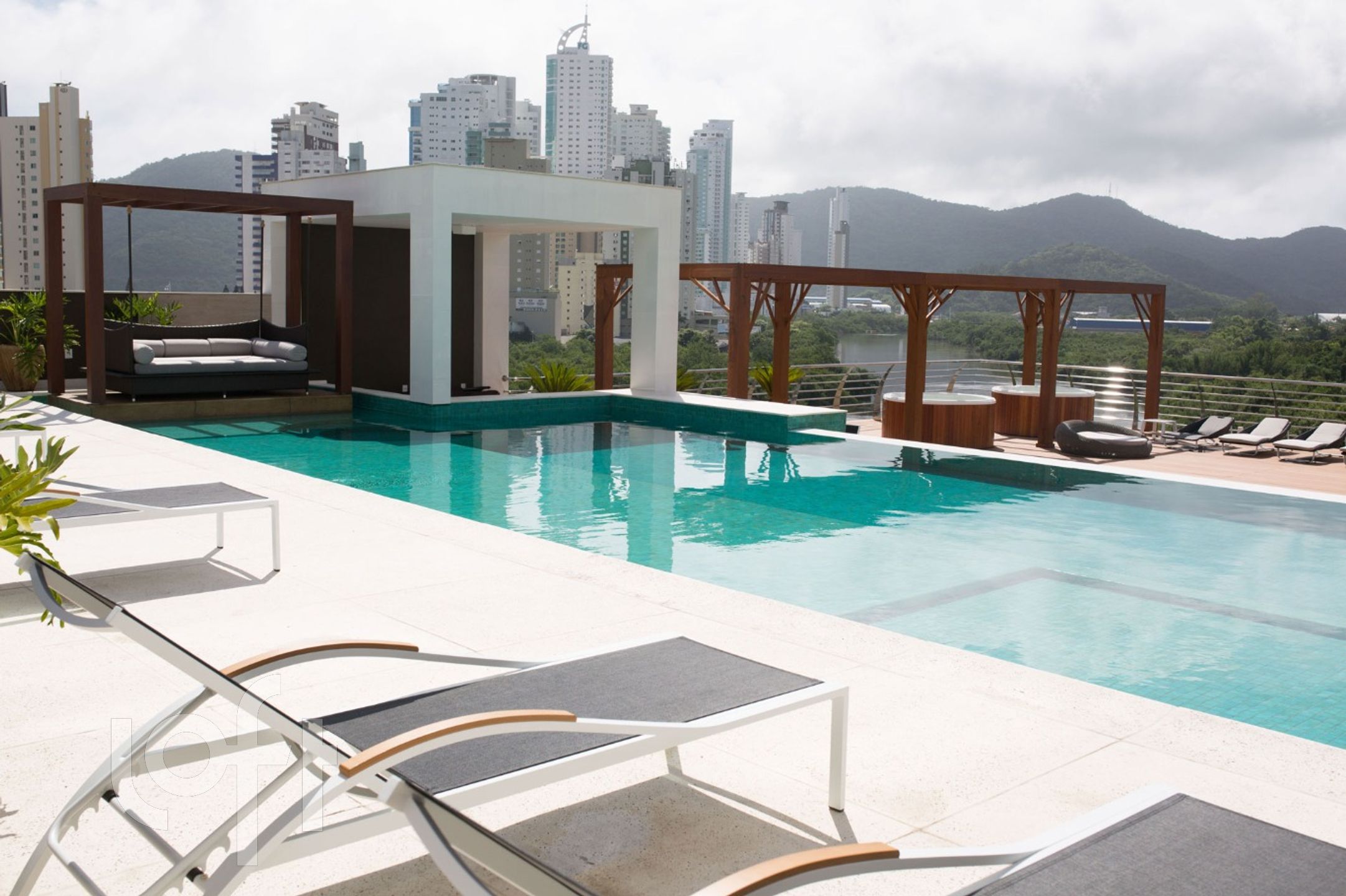 Apartamento à venda em Barra Sul com 182 m², 3 quartos, 3 suítes, 3 vagas