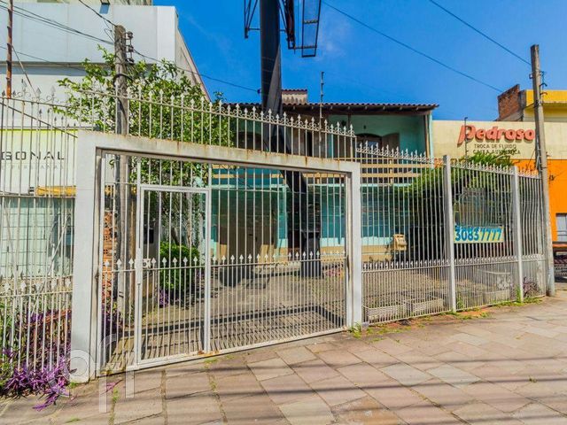 Casa com 321m², 2 vagas, Jardim Botânico em Porto Alegre