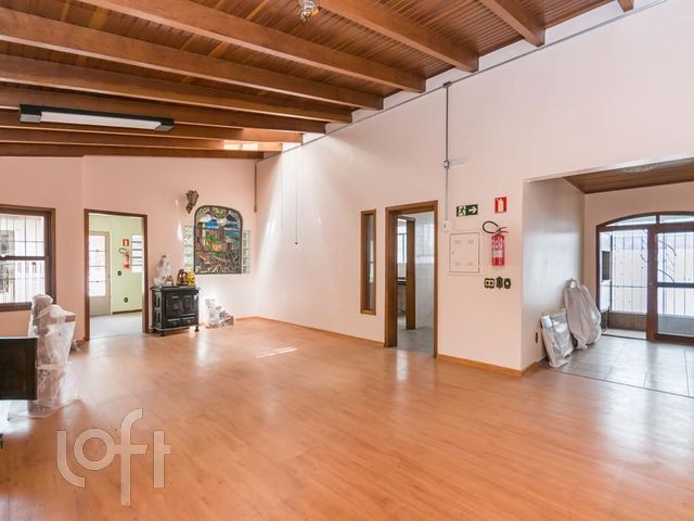 Casa com 469m², 4 dormitórios, 4 suítes, 2 vagas, Petrópolis em Porto Alegre