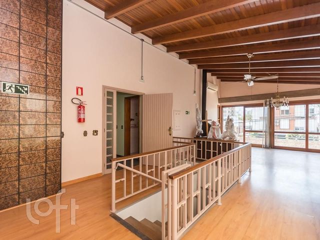 Casa com 469m², 4 dormitórios, 4 suítes, 2 vagas, Petrópolis em Porto Alegre
