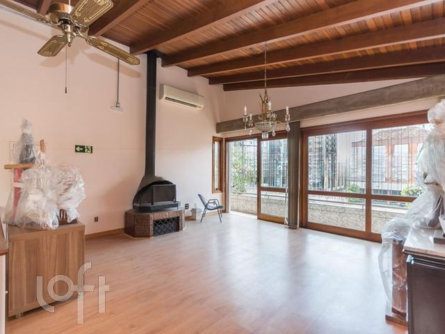 Casa com 469m², 4 dormitórios, 4 suítes, 2 vagas, Petrópolis em Porto Alegre