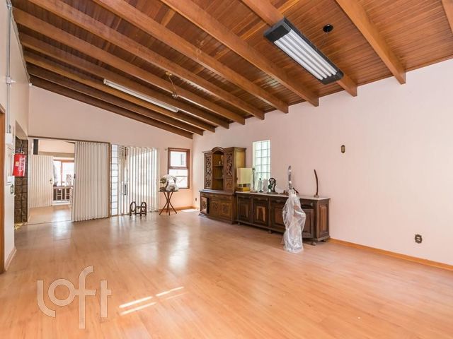 Casa com 469m², 4 dormitórios, 4 suítes, 2 vagas, Petrópolis em Porto Alegre