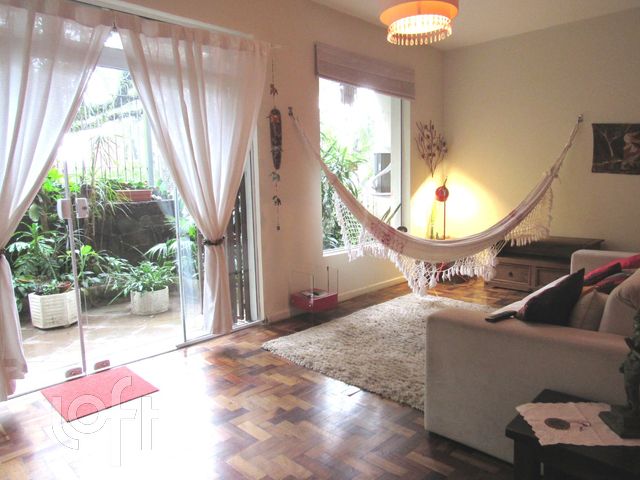 Apartamento com 104m², 3 dormitórios, 1 suíte, Moinhos de Vento em Porto Alegre