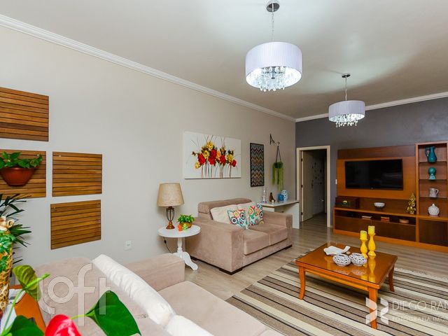 Casa com 250m², 4 dormitórios, 1 suíte, 2 vagas, Higienópolis em Porto Alegre