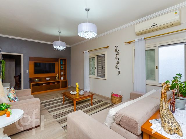 Casa com 250m², 4 dormitórios, 1 suíte, 2 vagas, Higienópolis em Porto Alegre