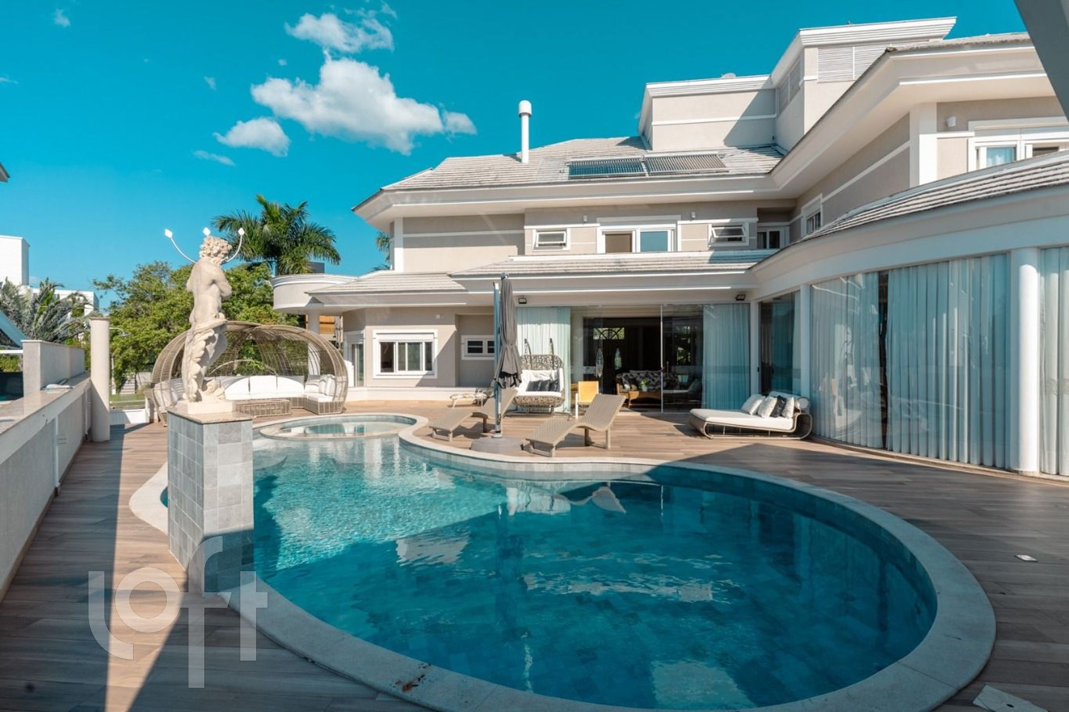 Casa Residencial com 650m², 7 quartos, 6 suítes, 10 garagens, no bairro Jurere Oeste em Florianópolis