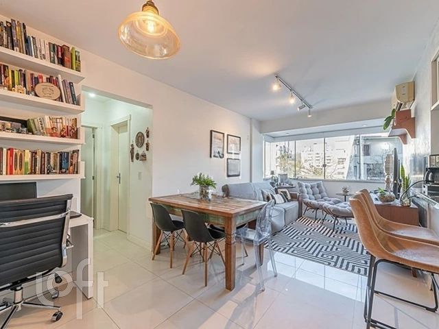 Apartamento com 73m², 2 dormitórios, 1 suíte, 2 vagas, Jardim Botânico em Porto Alegre