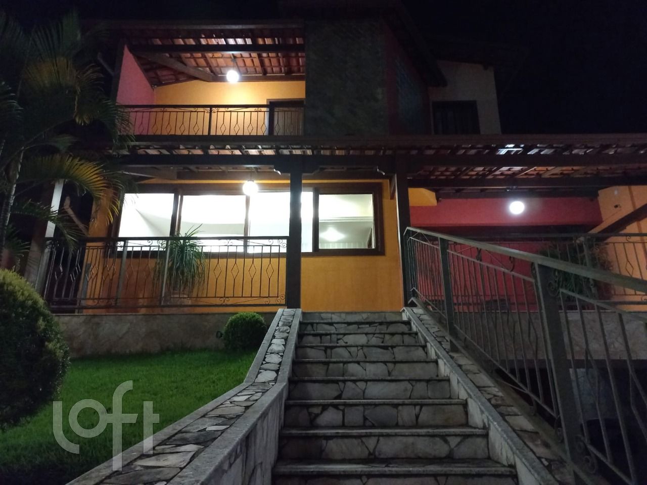 Casa à venda com 4 quartos, 256m² - Foto 1