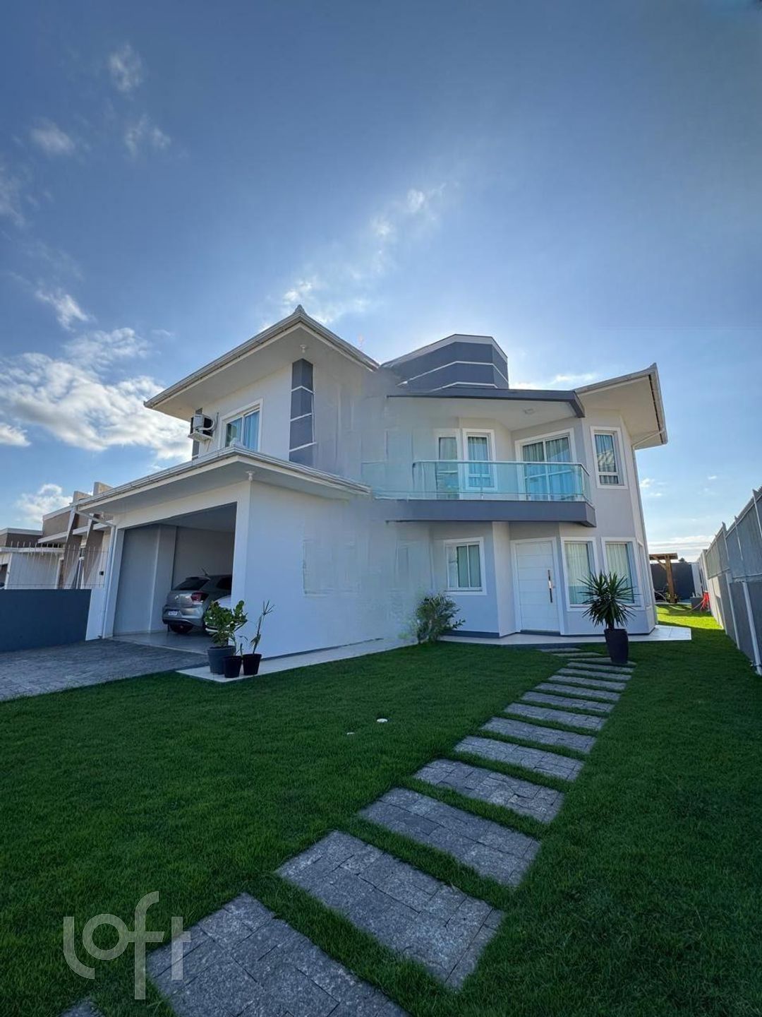 Casa à venda em Campeche Leste com 250 m², 4 quartos, 2 suítes, 2 vagas