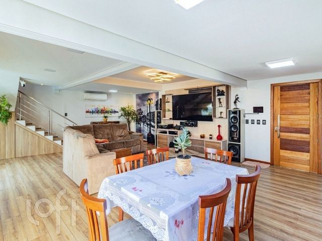 Casa com 280m², 4 dormitórios, 1 suíte, 2 vagas, Chácara das Pedras em Porto Alegre