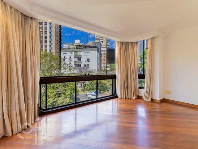 Apartamento com 223m², 3 dormitórios, 1 suíte, 2 vagas, Petrópolis em Porto Alegre