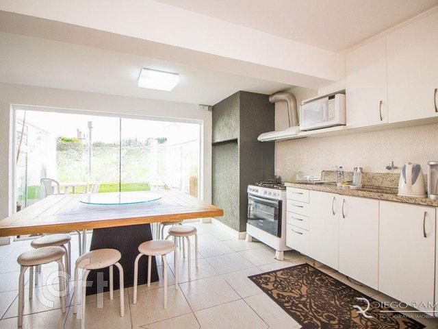 Casa com 337m², 3 dormitórios, 1 suíte, 2 vagas, Chácara das Pedras em Porto Alegre