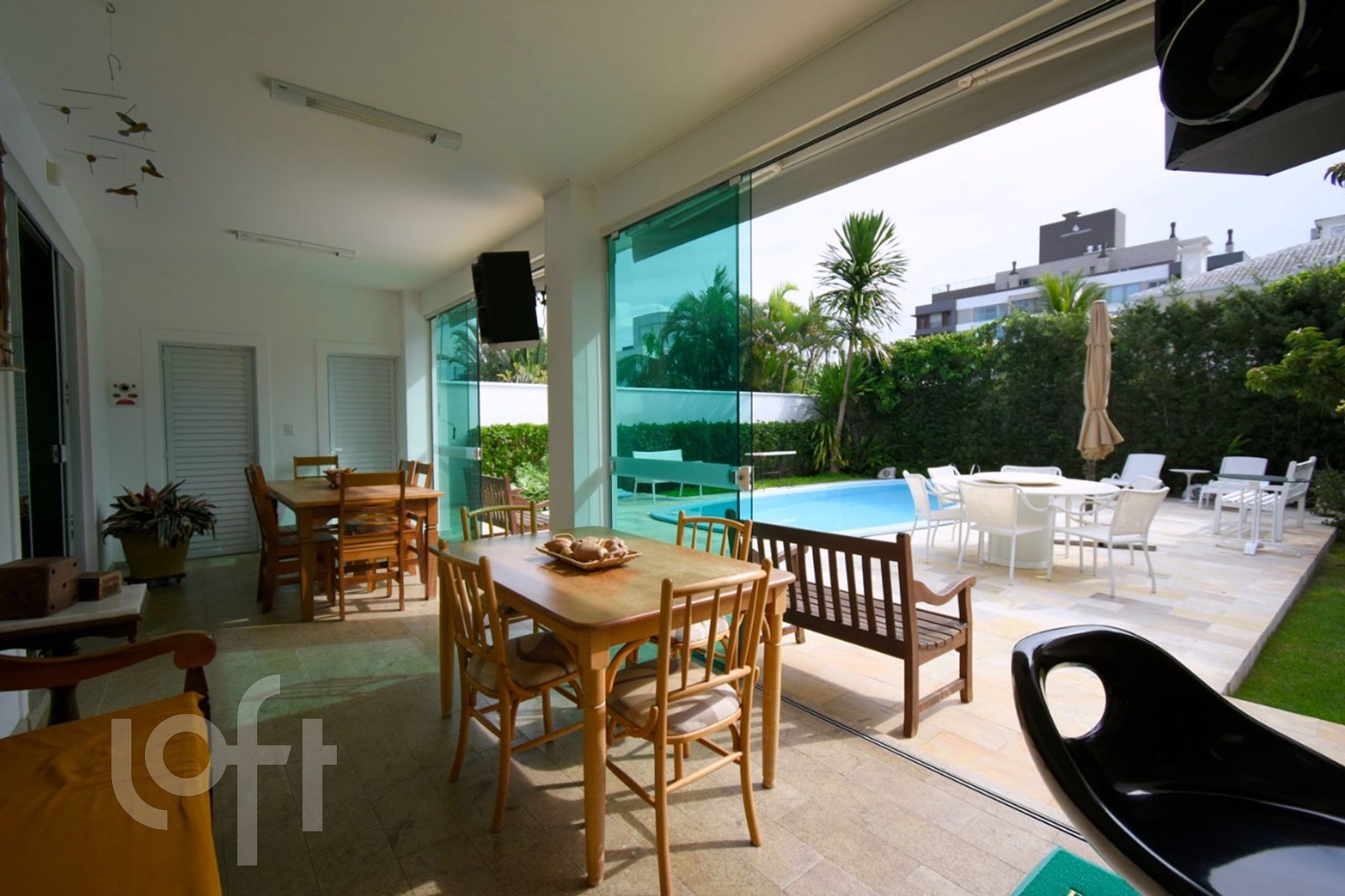 Casa à venda em Jurere Oeste com 310 m², 4 quartos, 4 suítes, 6 vagas