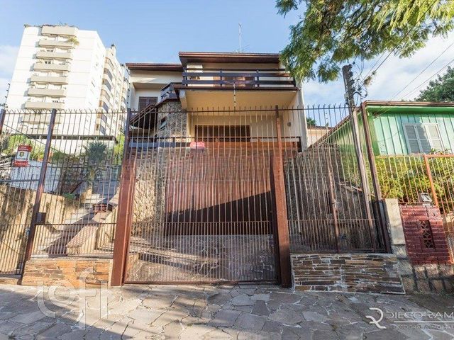 Casa com 300m², 3 dormitórios, 1 suíte, 2 vagas, Cristo Redentor em Porto Alegre