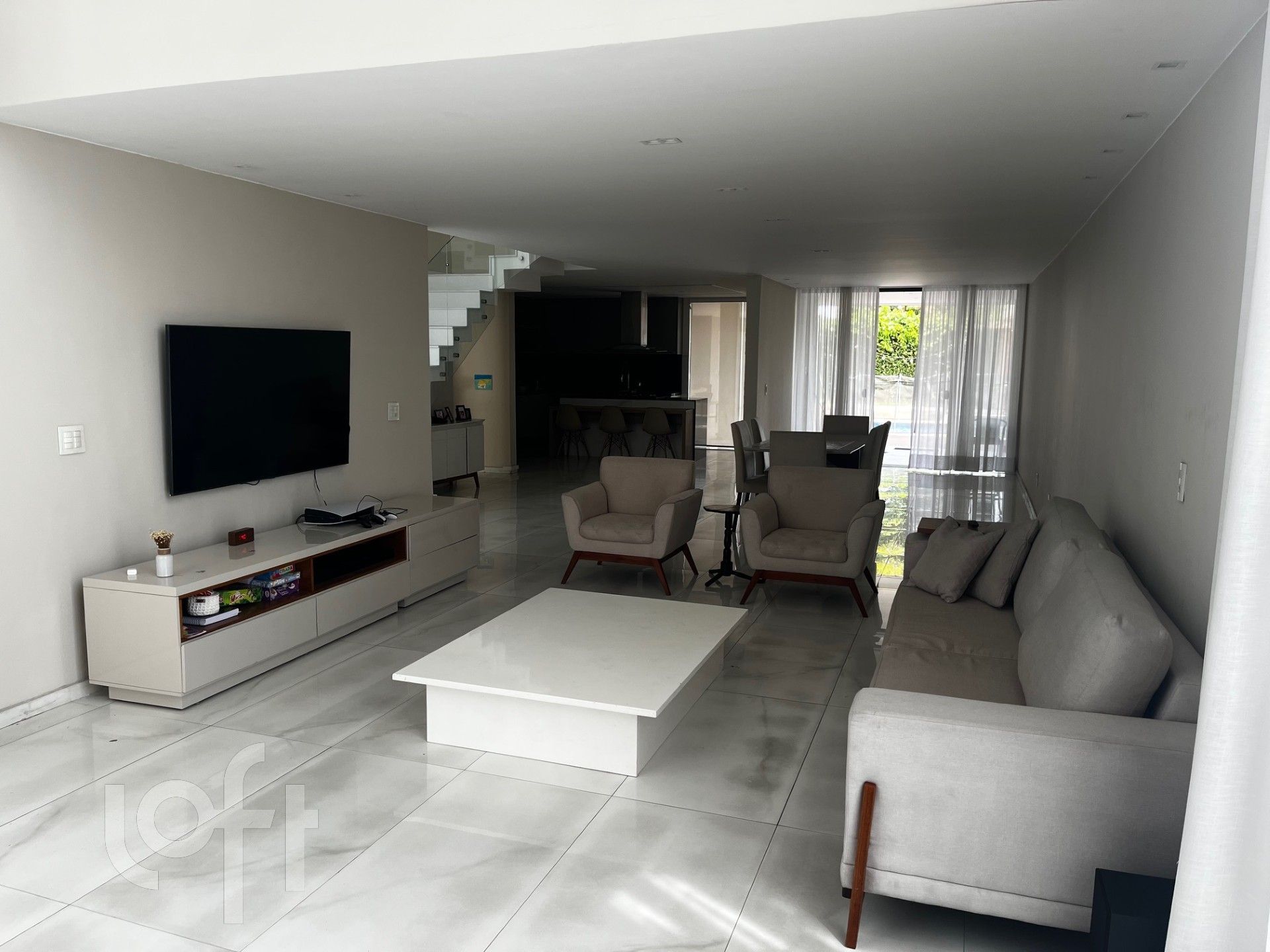 Venda de Casa com 4 quarto(s), 3 suíte(s), por R$ 1.6 milhão em Campo Grande.