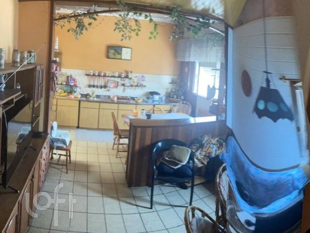 Casa com 438m², 5 dormitórios, 2 suítes, 3 vagas, Menino Deus em Porto Alegre