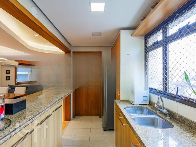 Apartamento com 103m², 3 dormitórios, 1 suíte, 2 vagas, Petrópolis em Porto Alegre