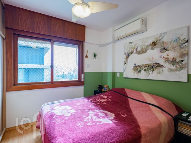 Apartamento com 103m², 3 dormitórios, 1 suíte, 2 vagas, Petrópolis em Porto Alegre