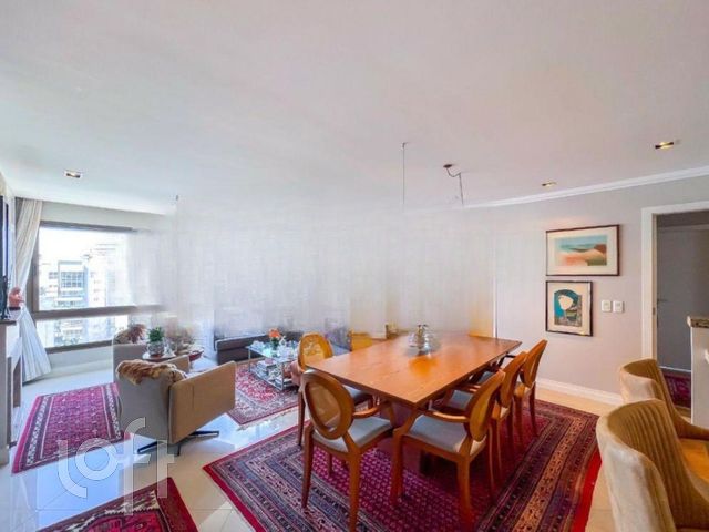 Apartamento com 121m², 3 dormitórios, 1 suíte, 2 vagas, Petrópolis em Porto Alegre