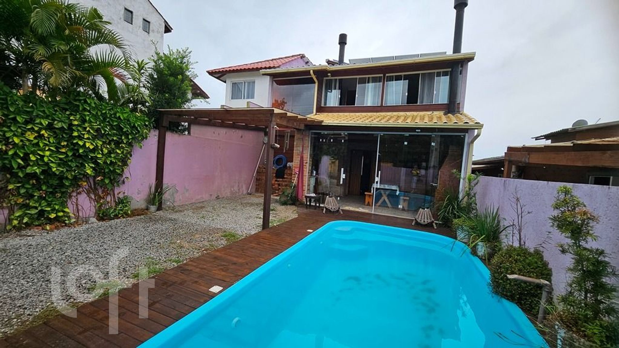 Casa à venda em São João do Rio Vermelho com 150 m², 2 quartos, 2 suítes, 2 vagas