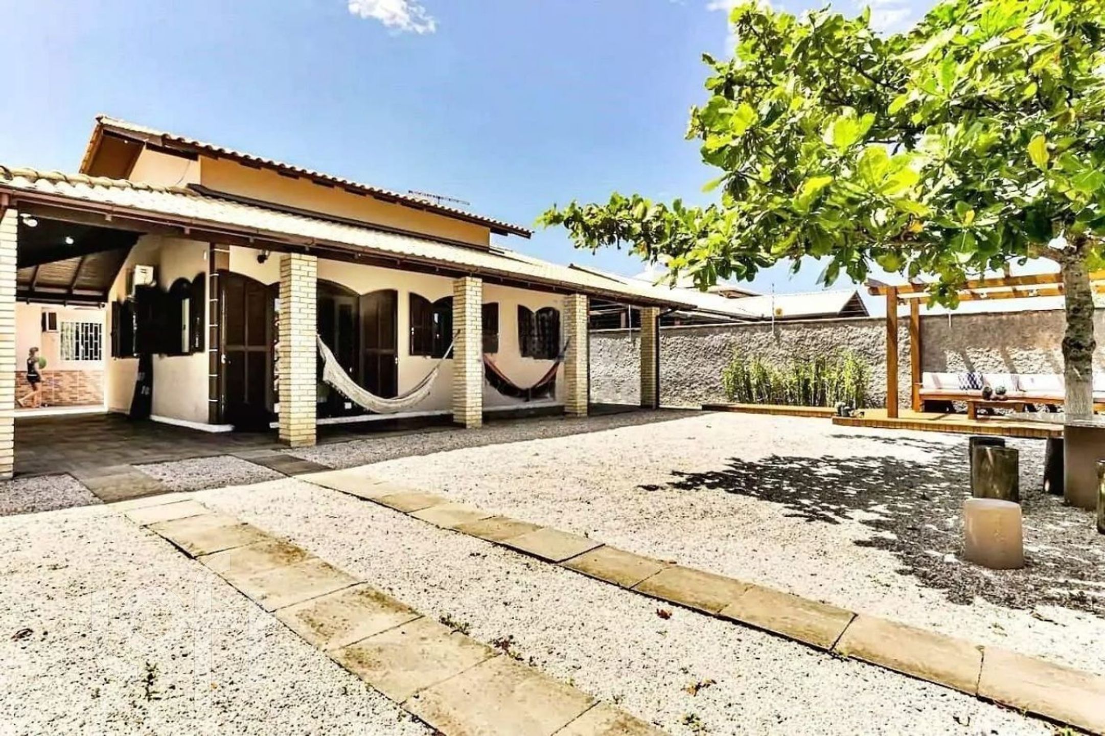 Casa à venda em Pinheira com 250 m², 5 quartos, 1 suíte, 7 vagas
