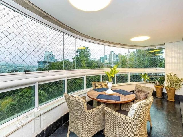 Apartamento com 223m², 3 dormitórios, 3 suítes, 3 vagas, Rio Branco em Porto Alegre