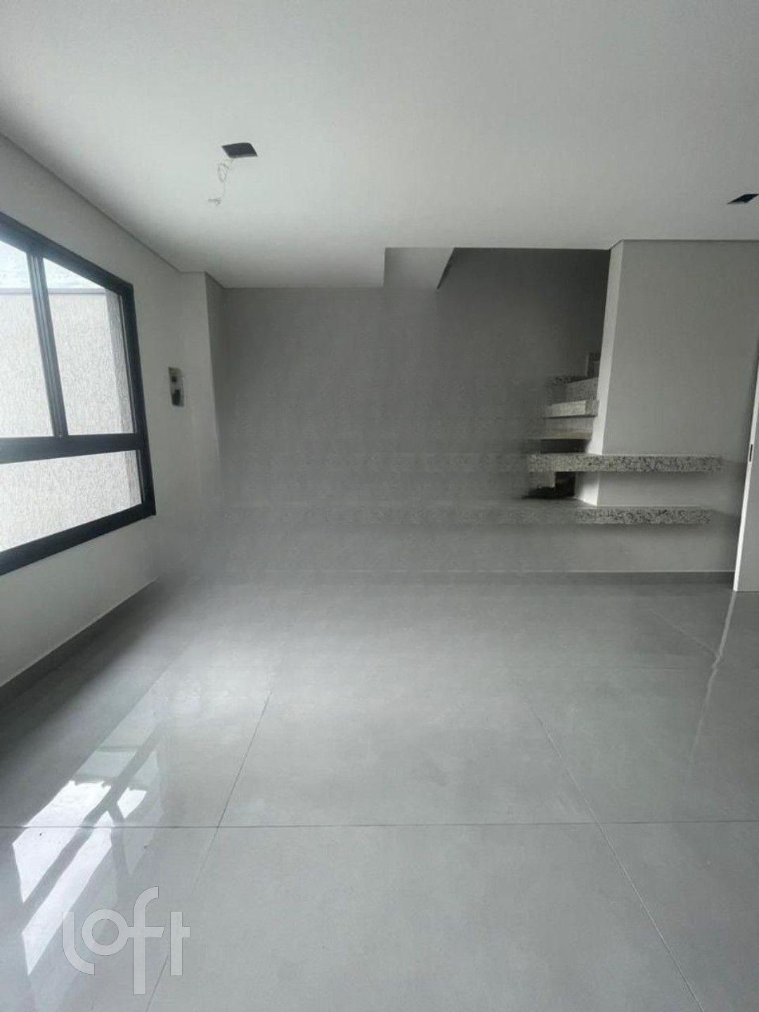 Casa à venda com 2 quartos, 100m² - Foto 1