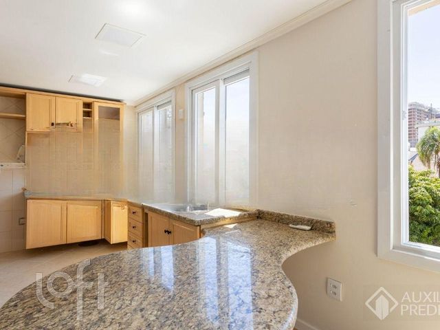 Apartamento com 74m², 2 dormitórios, 1 suíte, 1 vaga, Petrópolis em Porto Alegre