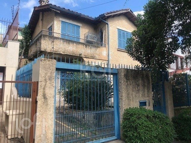 Casa com 240m², 3 dormitórios, 2 vagas, Petrópolis em Porto Alegre
