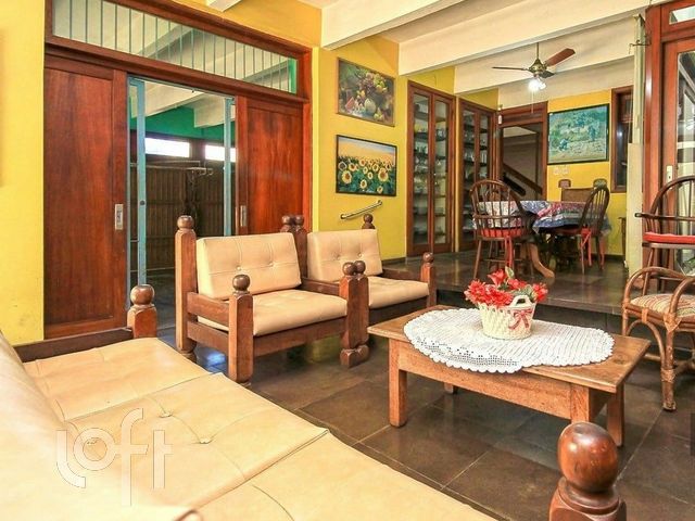 Casa com 480m², 4 dormitórios, 4 suítes, 4 vagas, Petrópolis em Porto Alegre