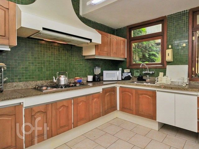 Casa com 480m², 4 dormitórios, 4 suítes, 4 vagas, Petrópolis em Porto Alegre