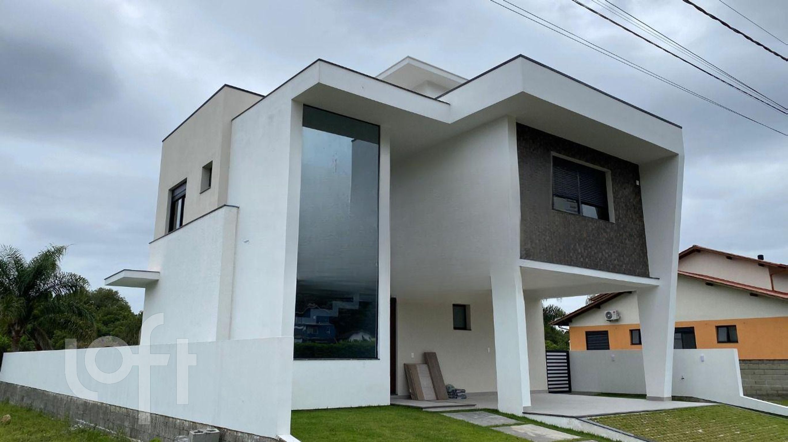 Casa Residencial com 230m², 3 quartos, 3 suítes, no bairro Canto do Lamim em Florianópolis