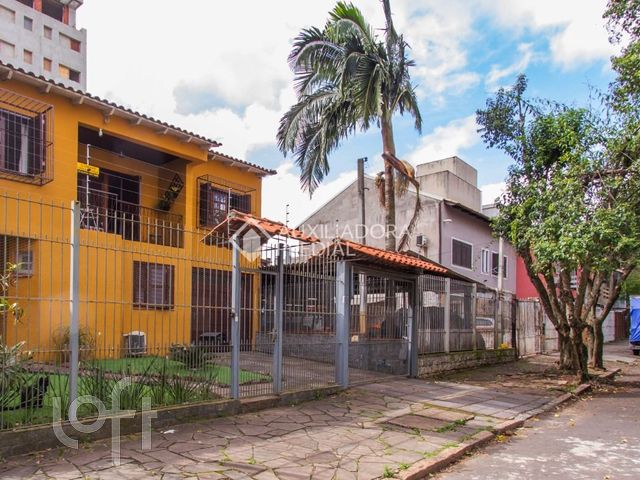 Casa com 340m², 4 dormitórios, 1 suíte, 6 vagas, Vila Ipiranga em Porto Alegre