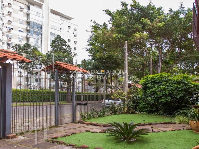 Casa com 340m², 4 dormitórios, 1 suíte, 6 vagas, Vila Ipiranga em Porto Alegre