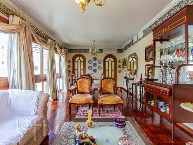 Apartamento com 144m², 3 dormitórios, 2 vagas, Moinhos de Vento em Porto Alegre