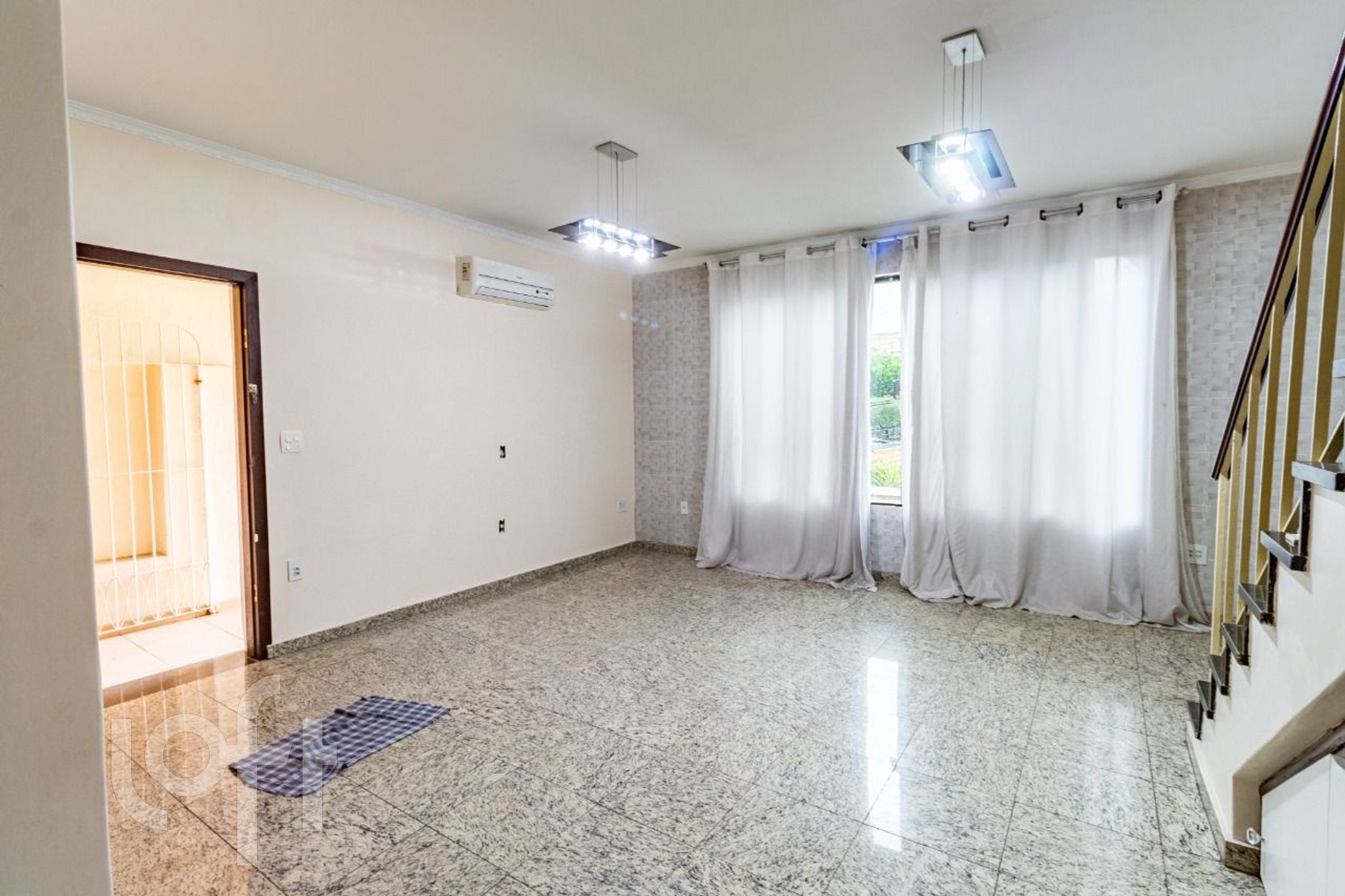 Casa à venda com 3 quartos, 240m² - Foto 1