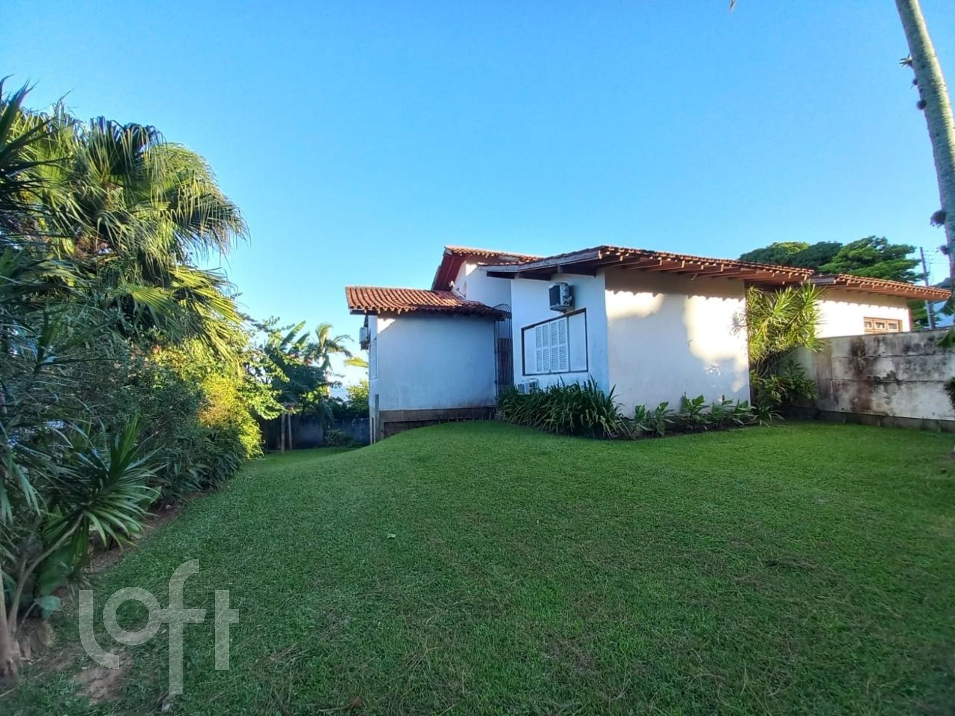 Casa à venda em Ponta de Baixo com 300 m², 4 quartos, 1 suíte, 3 vagas