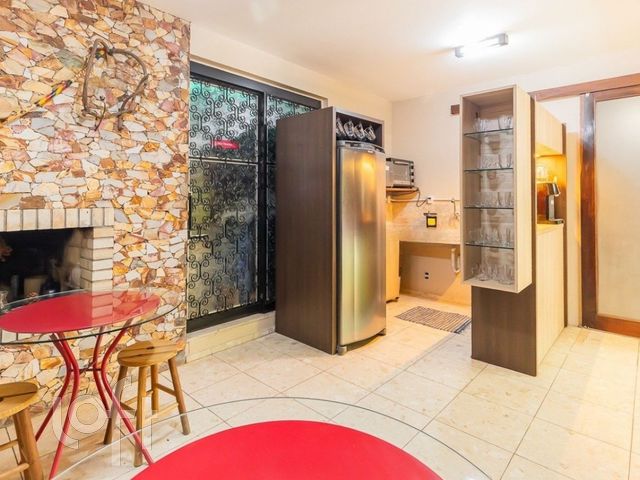 Casa com 532m², 3 dormitórios, 1 suíte, 2 vagas, Petrópolis em Porto Alegre